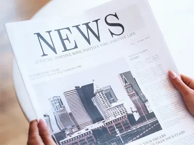 학생들의 안전을 보호하기 위해 학생들의 책가방은 반사 장식품으로 장식되어 있습니다.