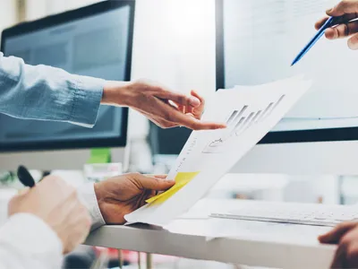 우리는 흔히 브라이트(Bright), 하이라이트(Highlight), 브라이트 실버(Bright Silver)를 어떻게 구별한다고 말합니까?