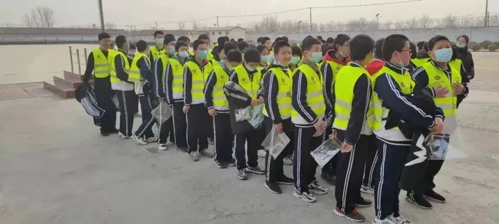 반사 안전복을 입으면 눈에 띄는 것이 안전합니다